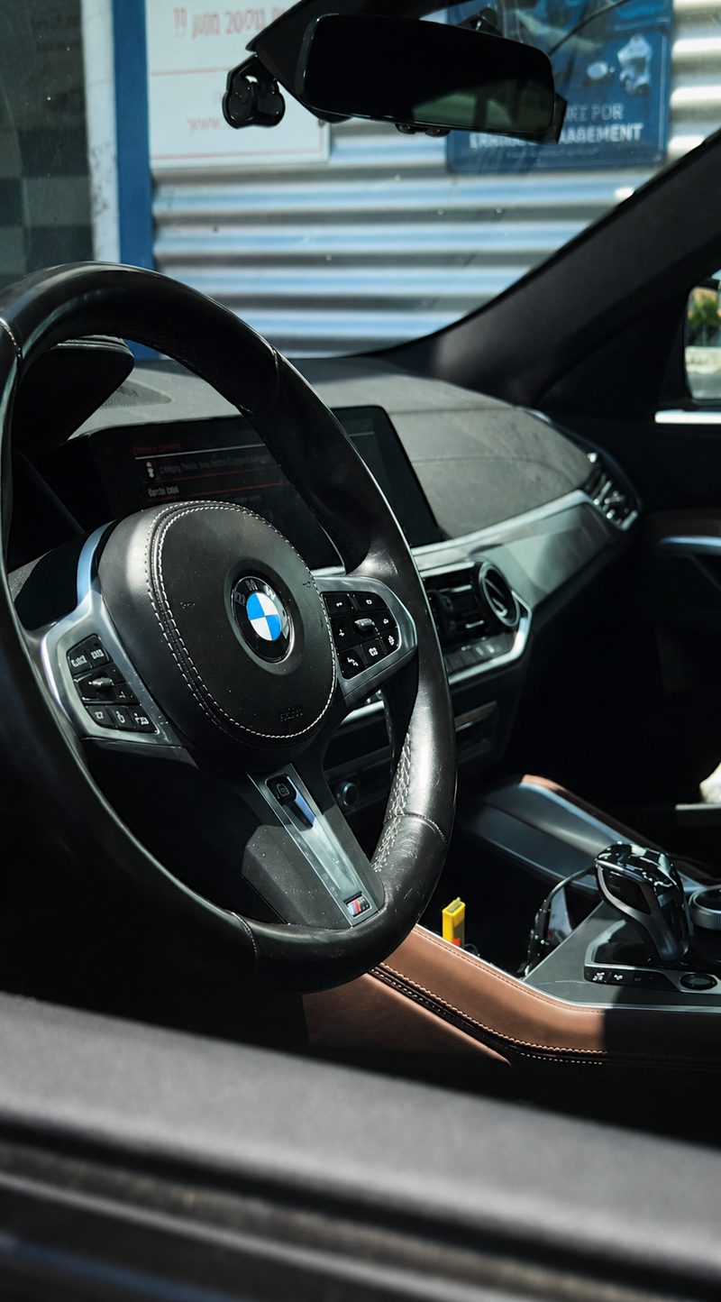 תא נהג של רכב BMW בזמן טיפול במוסך