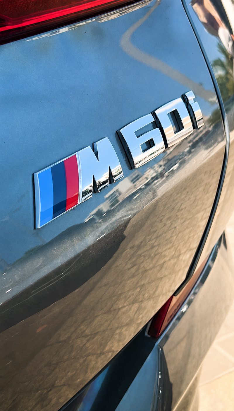 סמל דגם M60i על רכב BMW בטיפול במוסך