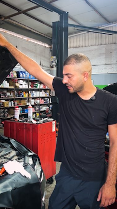 מכונאי פותח מכסה מנוע לצורך טיפול